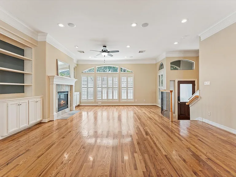 906 Reinicke St — Photo 11