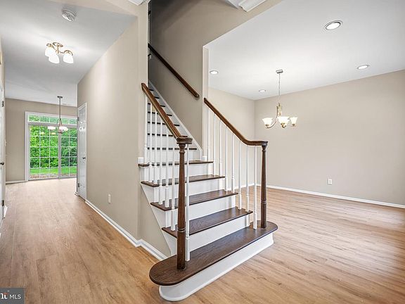 4th image of 19 Larchmont Ct