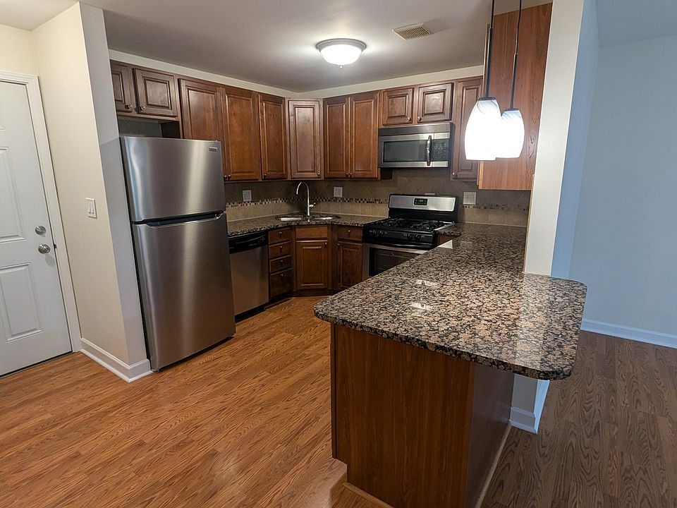 1st image of 16W465 Mockingbird Ln APT 201