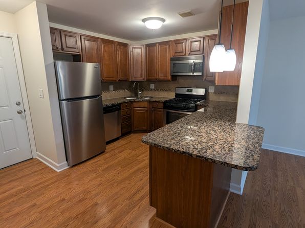 16W465 Mockingbird Ln APT 201