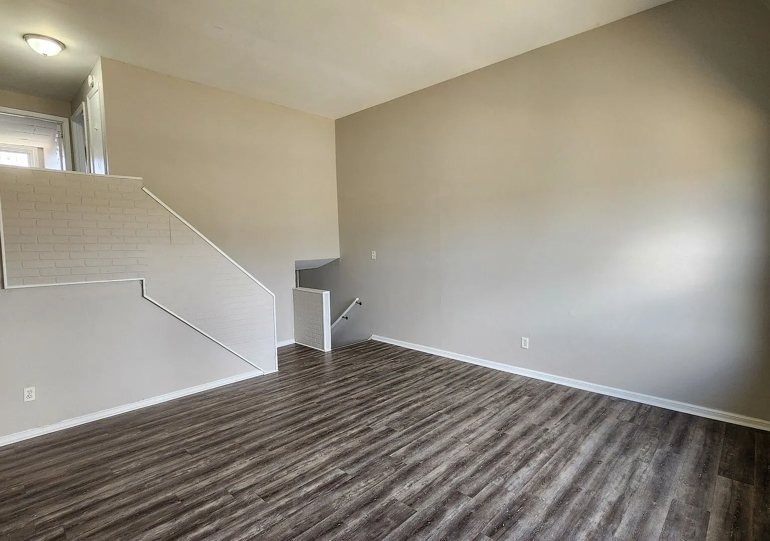 Row home with stainless appliances, central a/c, small pets ok*! — Photo 4
