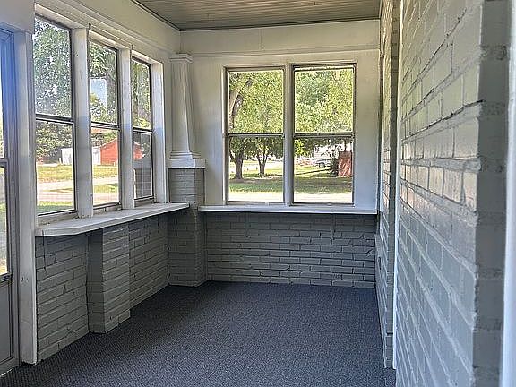4th image of 702 S Pettit Ave