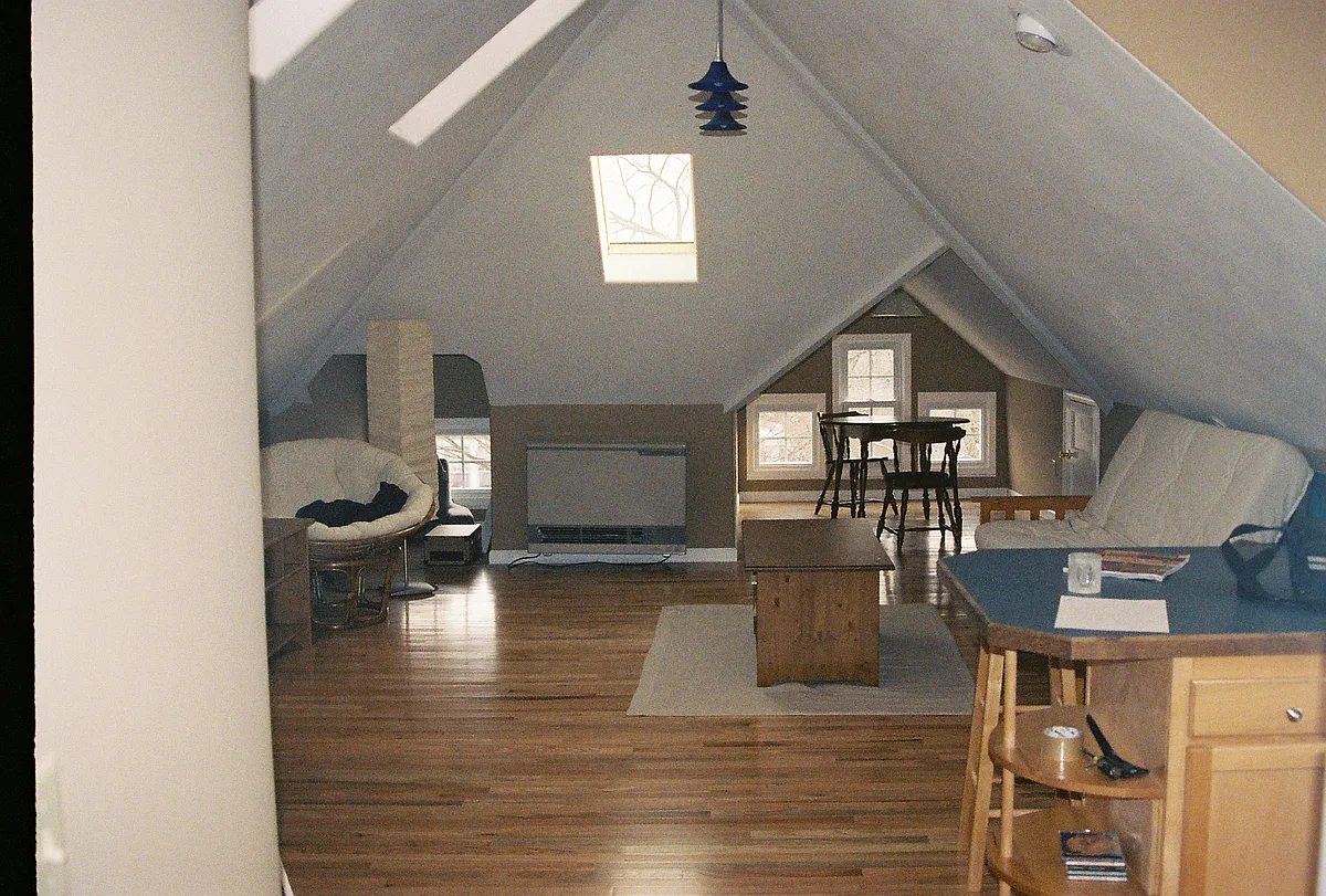 Lots of natural light open floorplan - 704 Lancaster Ave #B