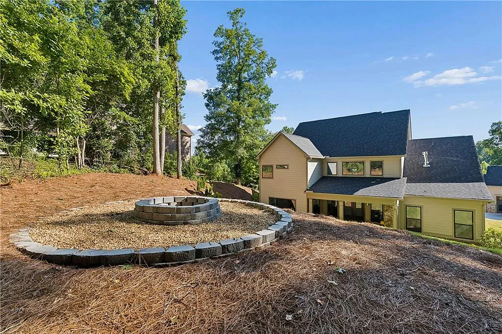 5 bed, 3.5 bath, 4669 sqft, $3,999 — Photo 4