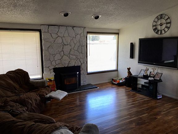 2nd image of 415 Orchard St
