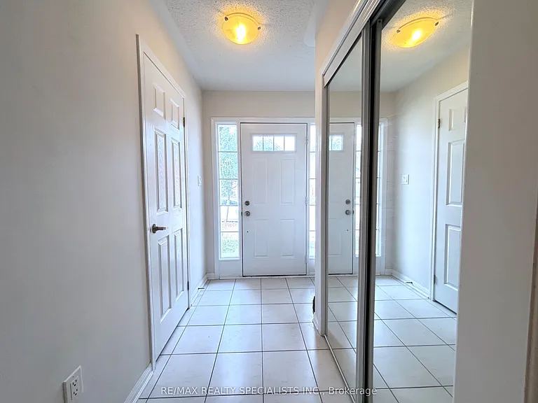 230 Mortimer Cres — Photo 2