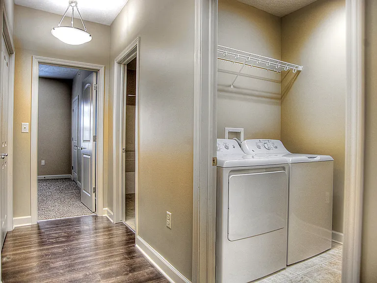 Summit Falls Apartments & Townhomes — Photo 17