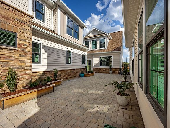 3rd image of 1020 Manarola Rd