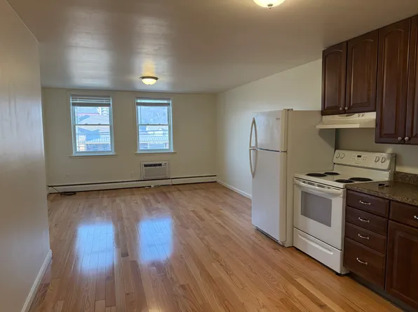 950 4th Ave, Coraopolis, PA