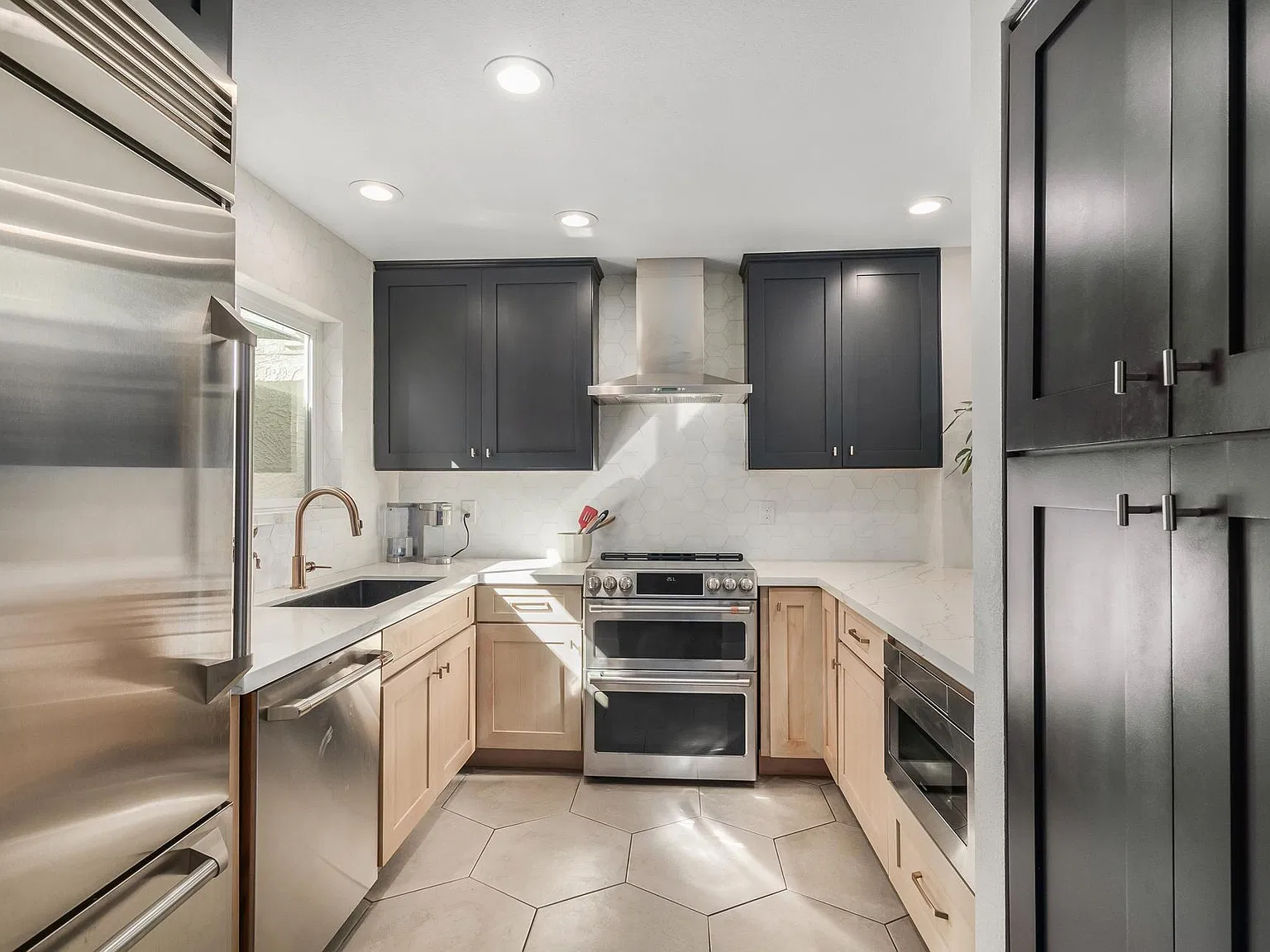 3 bed, 1373 sqft, $3,200 — Photo 1