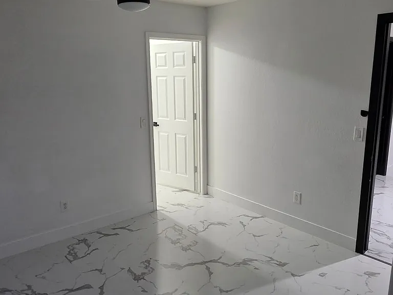 10429 W Roanoke Ave — Photo 9