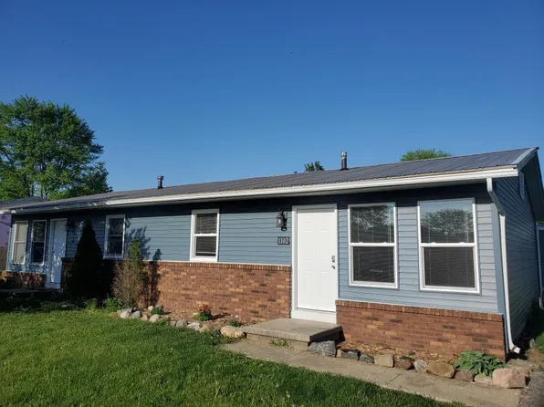 1102 Chateau Dr, Saint Joseph, IL 61873
