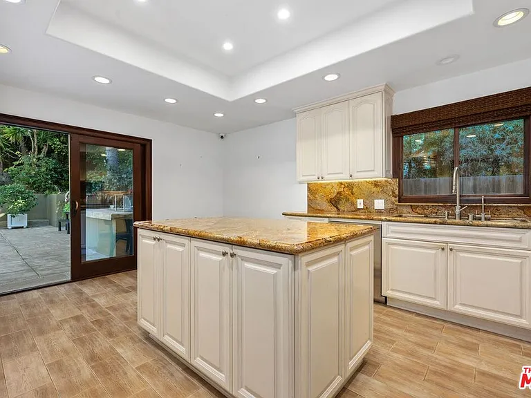 2108 San Ysidro Dr — Photo 12