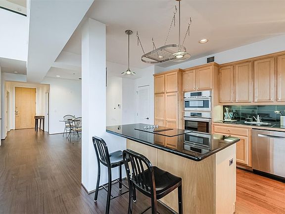 5th image of 1005 S Shepherd Dr APT 819