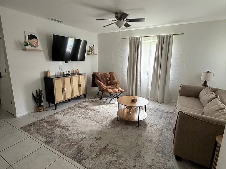 525 SE Van Loon Ter — Photo 2