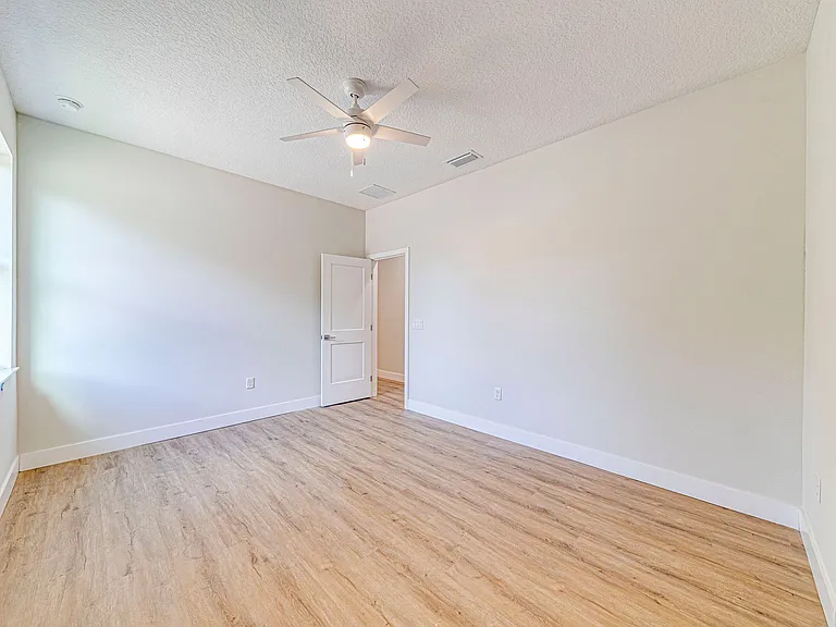 241 N Pine Ave — Photo 13
