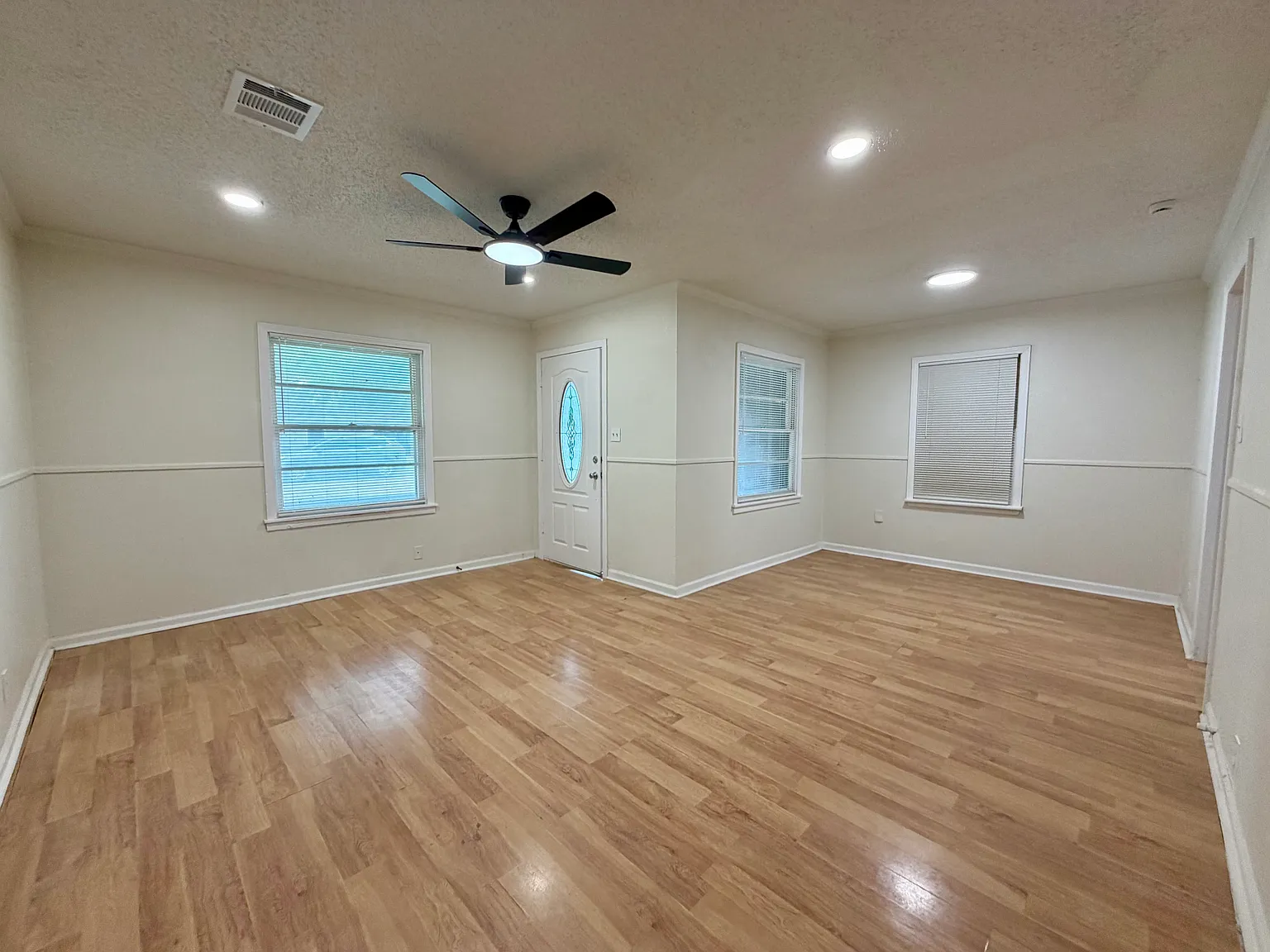 3 bed, 1012 sqft, $1,650 — Photo 3