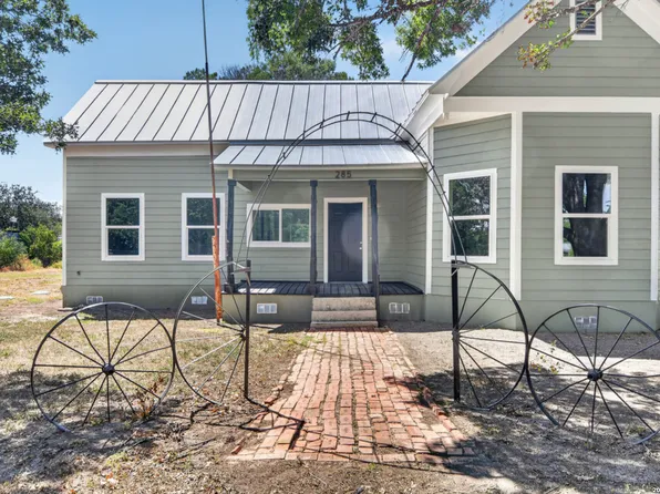 285 Avenue I, Knippa, TX 78870