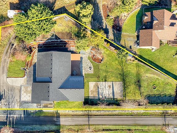 5th image of 840 Center St W