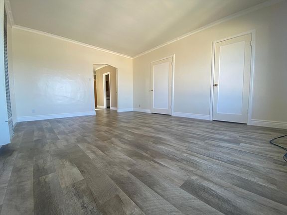 Spacious livingroom.