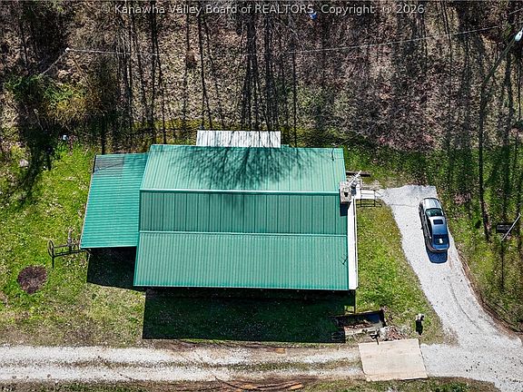 3rd image of 328 Wells Hollow Rd