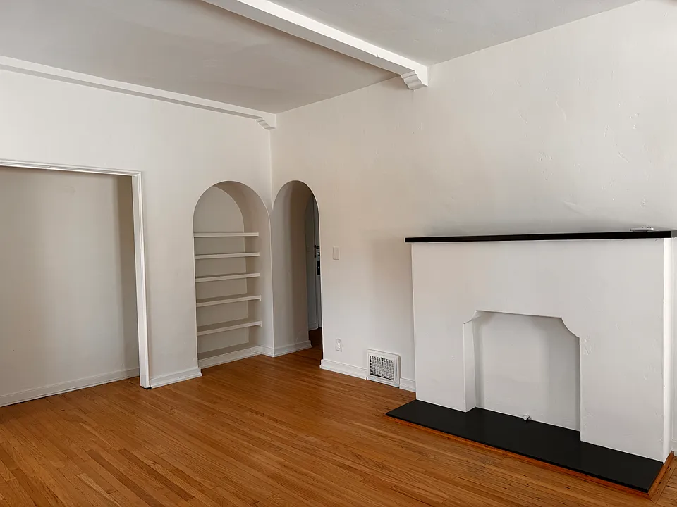 1016 Tiverton Ave #205