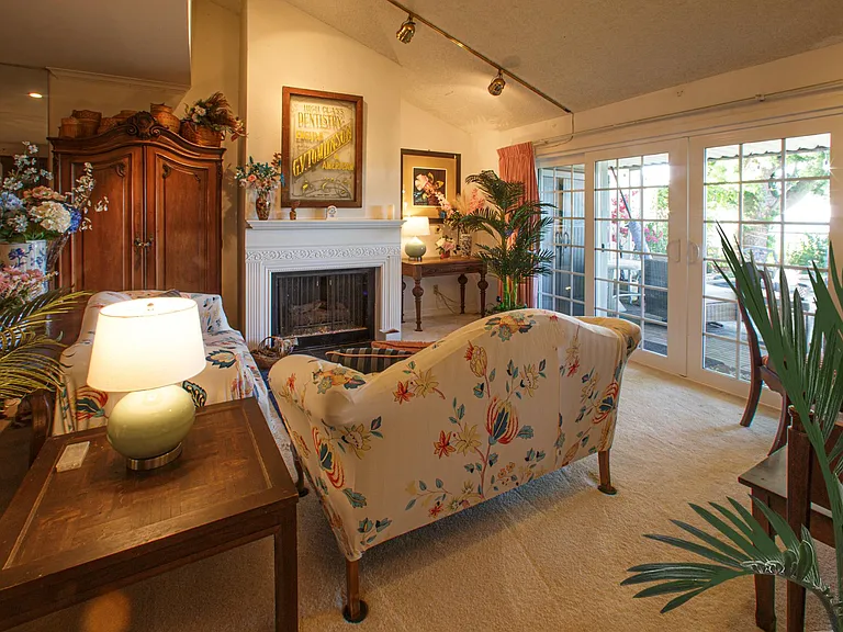 living room with fireplace and patio view of the golf course and Los Angeles