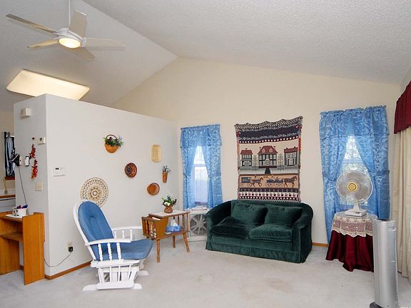 Living Room. Cathedral ceilings. Ceiling fan.