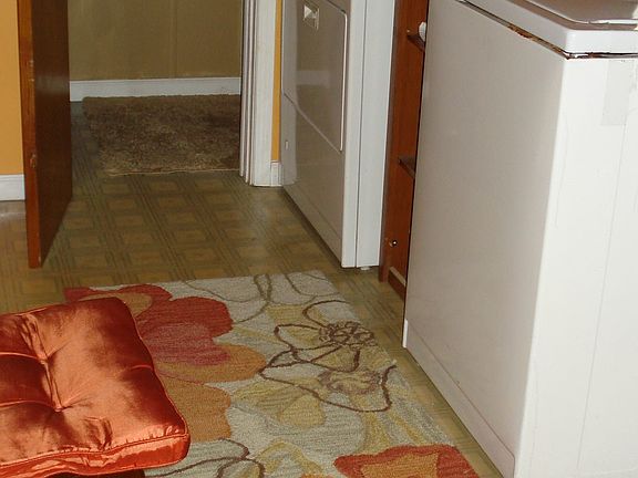 Mudroom w/ Washer & Dryer