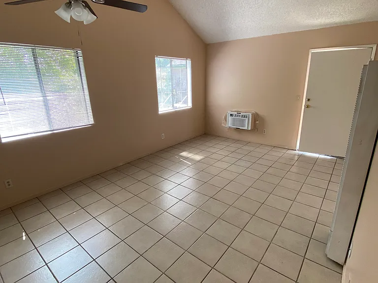 2475 Cedar Ave #R — Photo 7