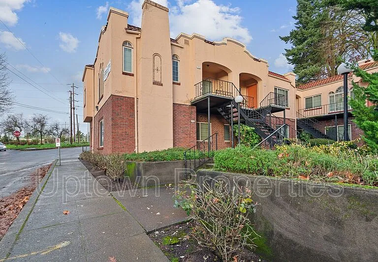 1344 NE 68th Ave — Photo 13