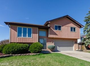 711 Roof Ave, Romeoville, IL 60446