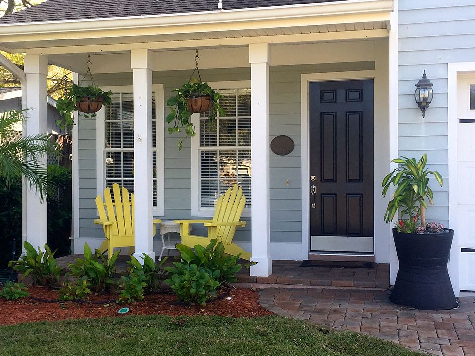 Adorable curb appeal