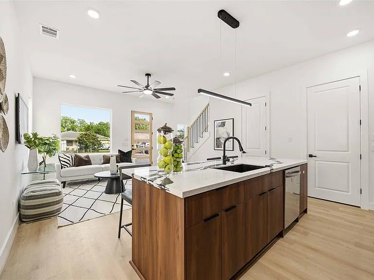7130 Saint Augustine St #B — Photo 10