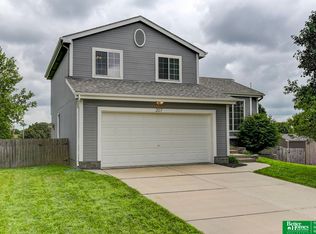 207 Charleston Dr, Papillion, NE 68133