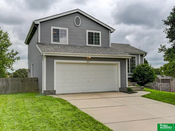 207 Charleston Dr, Papillion, NE 68133