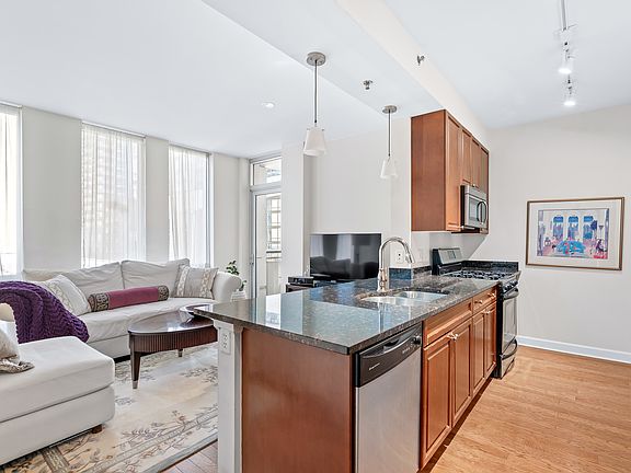 2nd image of 1400 S Michigan Ave APT 403