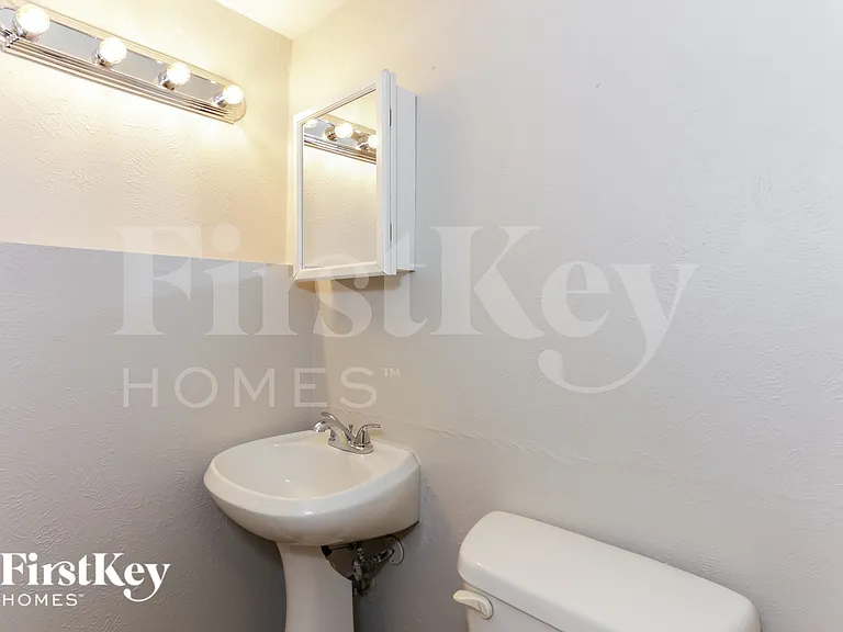 917 Montclair Dr — Photo 16