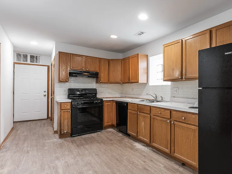 2903 N Hoyne Ave — Photo 1