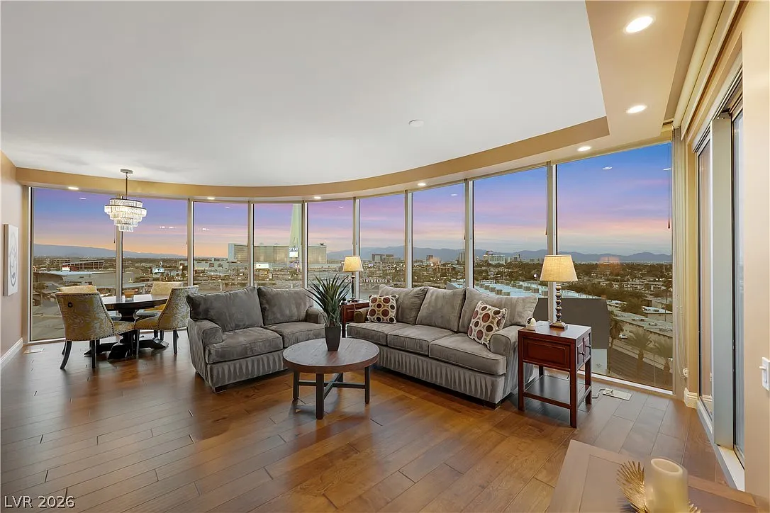 Turnberry Towers — Photo 1