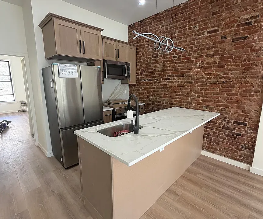 387 7th Ave #3