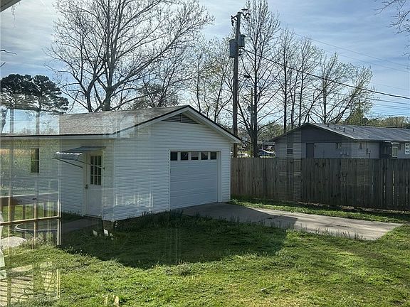 4th image of 100 N Fairbanks Ave
