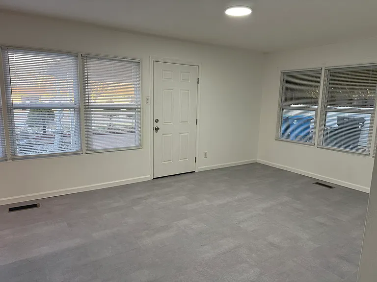 4660 Frankfort Ave — Photo 3