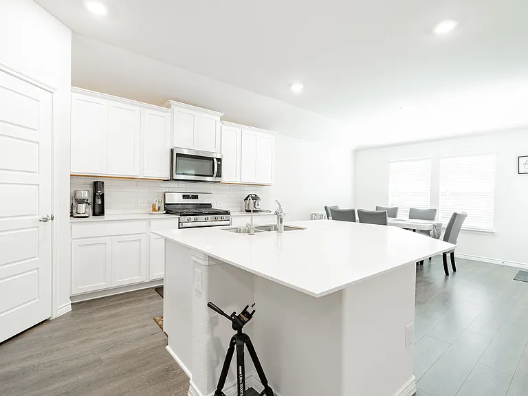 555 Delaware Rd — Photo 32