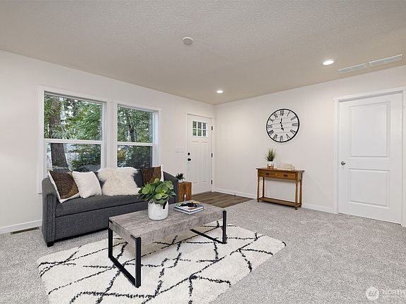 4th image of 31 E Sherwood Place