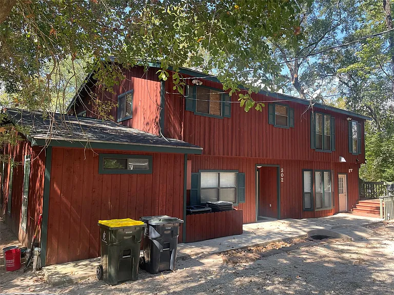 302 Somerset Rd — Photo 1