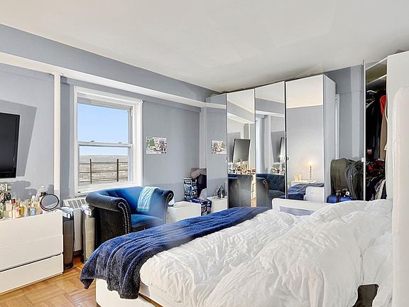 4th image of 3 Fordham Hill Oval APT 17B