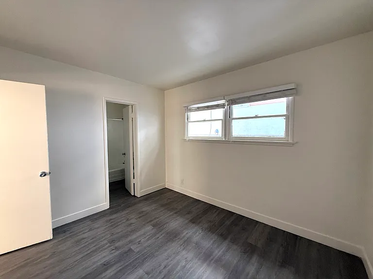 22719 Del Valle St #E — Photo 10