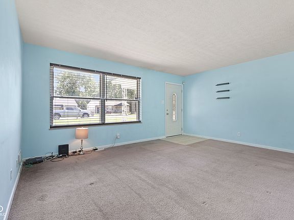 4th image of 2706 Crystal Dr