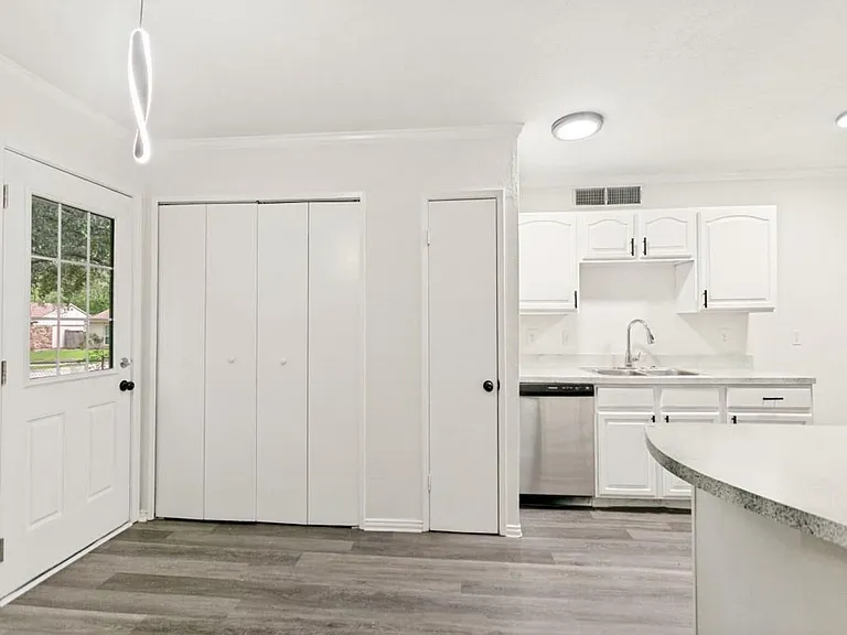 905 Hawthorne Dr — Photo 11